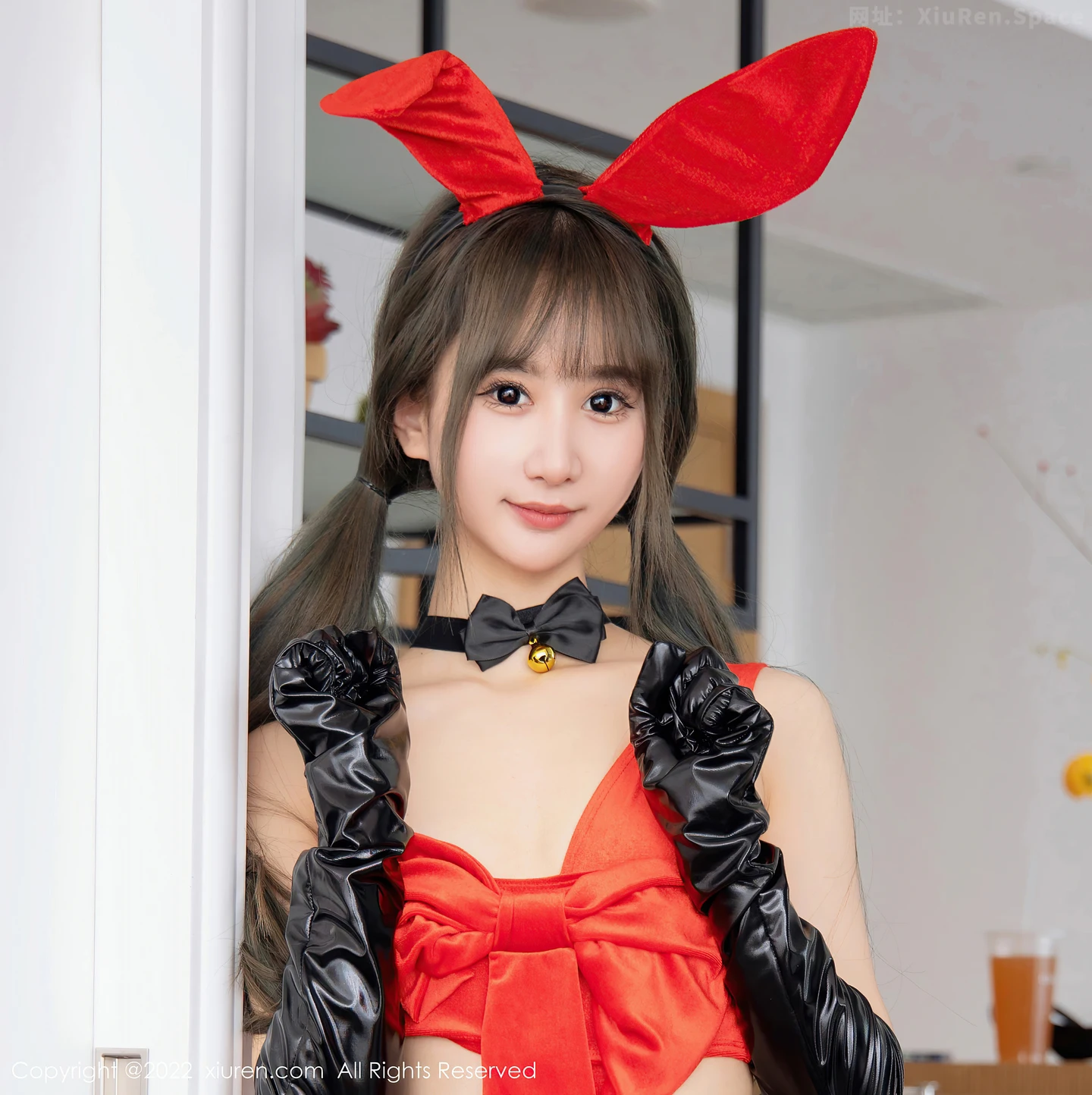 图片[4]-[XiuRen秀人网]VOL.4828 模特小果冻儿性感兔子礼物装扮红色服饰配黑皮靴撩人诱惑写真69P-秀人网官方网站